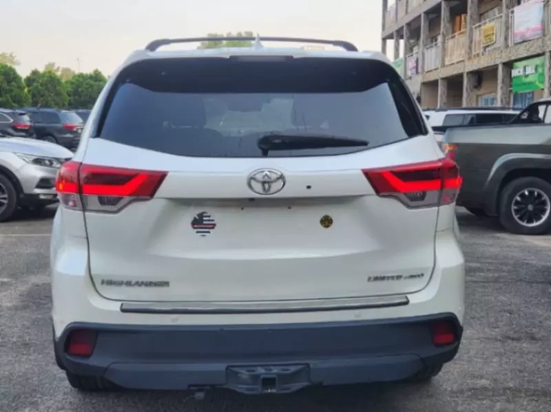 Toyota Highlander   - 2016