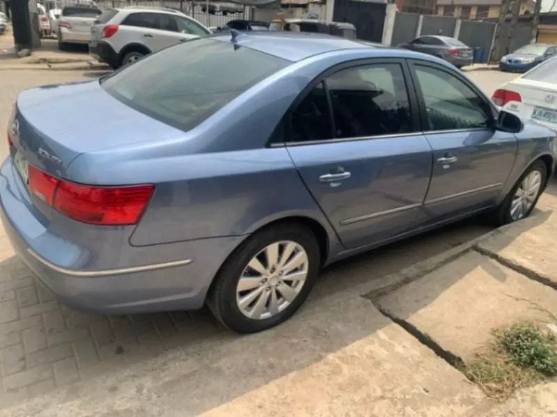 Hyundai Sonata   - 2010