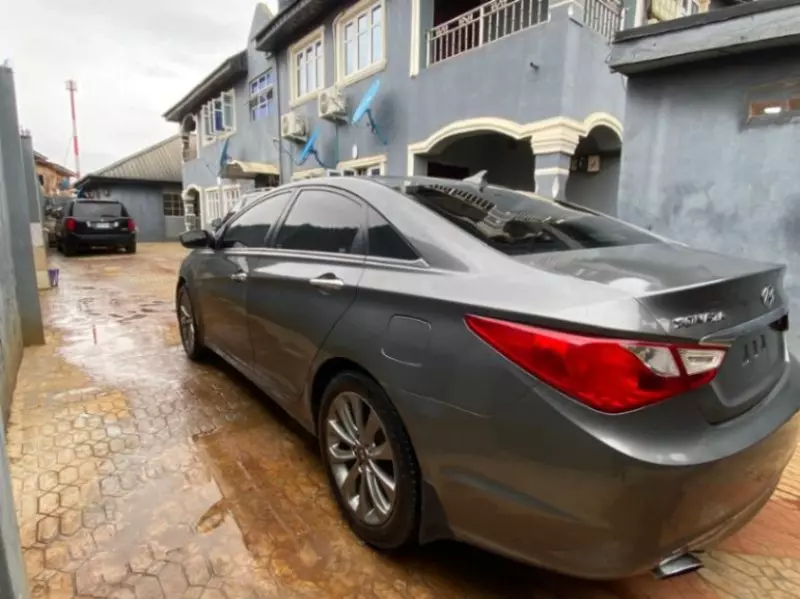 Hyundai Sonata   - 2011