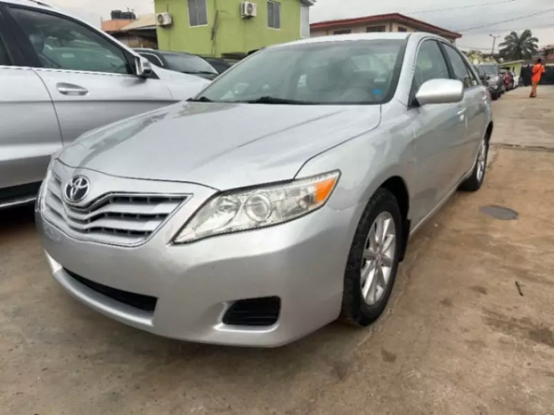 Toyota Camry   - 2011