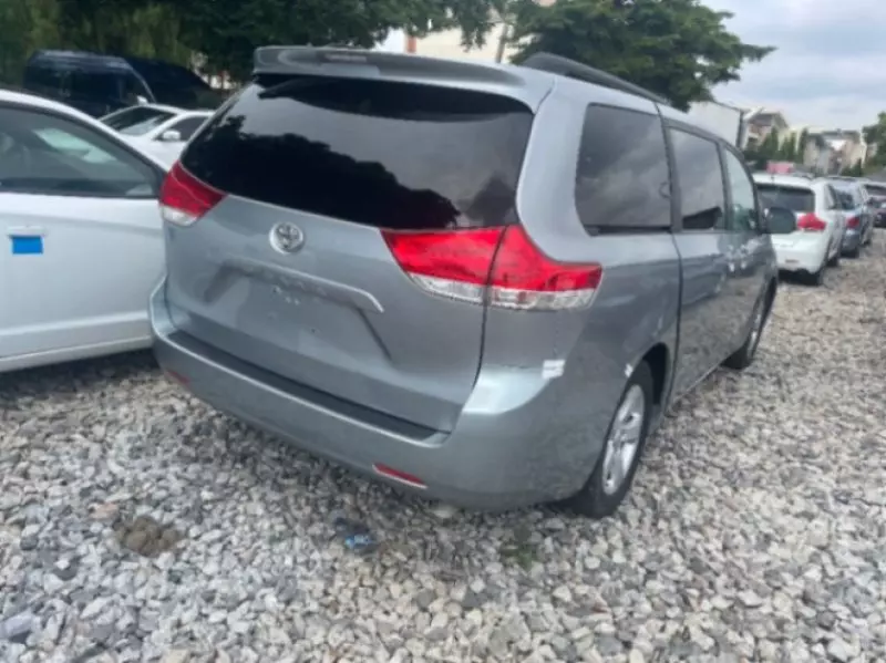 TOYOTA Sienna   - 2011