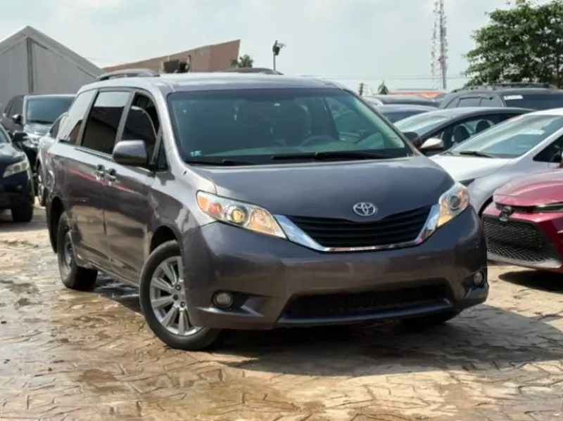 TOYOTA Sienna   - 2011