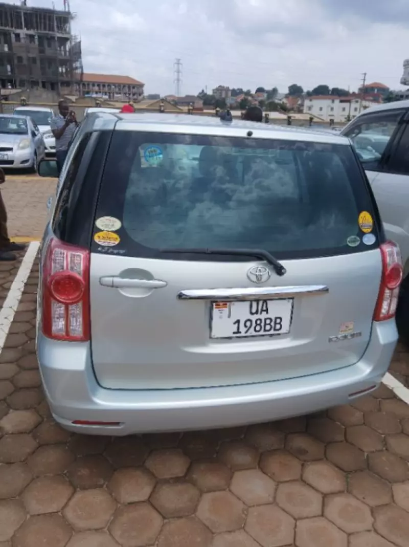 Toyota Raum    - 2010