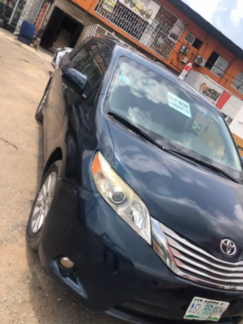 Toyota Sienna   - 2012