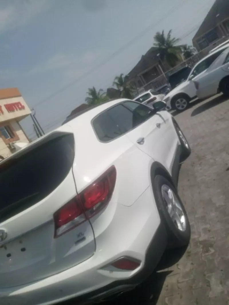 Hyundai Santa Fe   - 2017