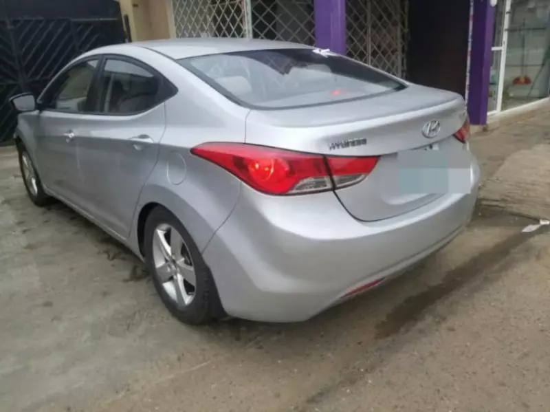 Hyundai Elantra   - 2012