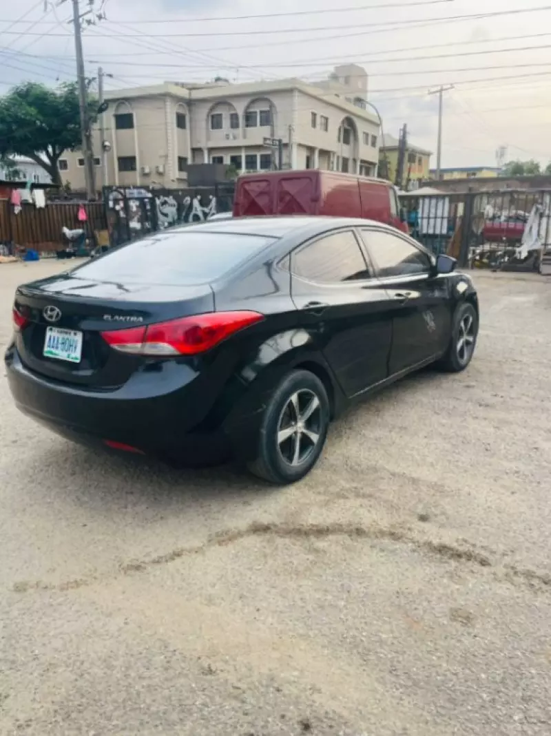 Hyundai Elantra   - 2013