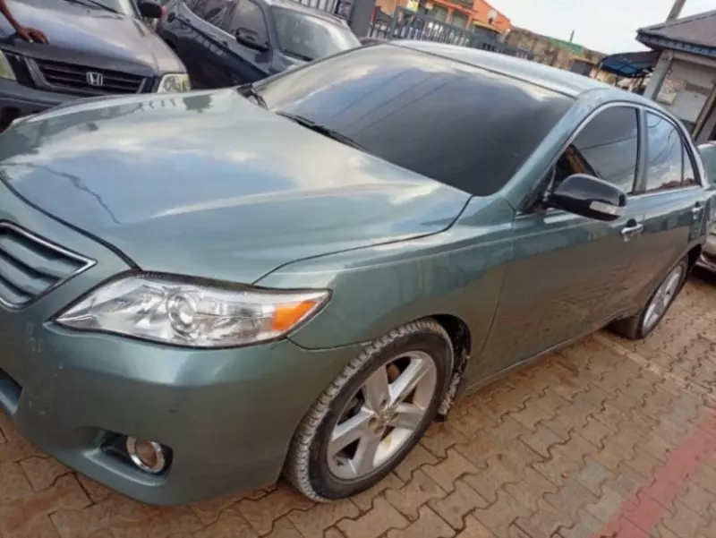 Toyota Camry   - 2010