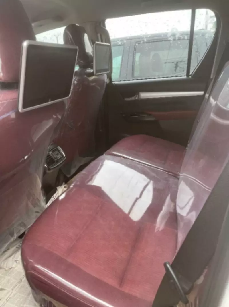 Toyota Hilux   - 2019