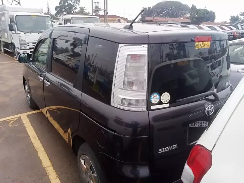 Toyota Sienta   - 2012