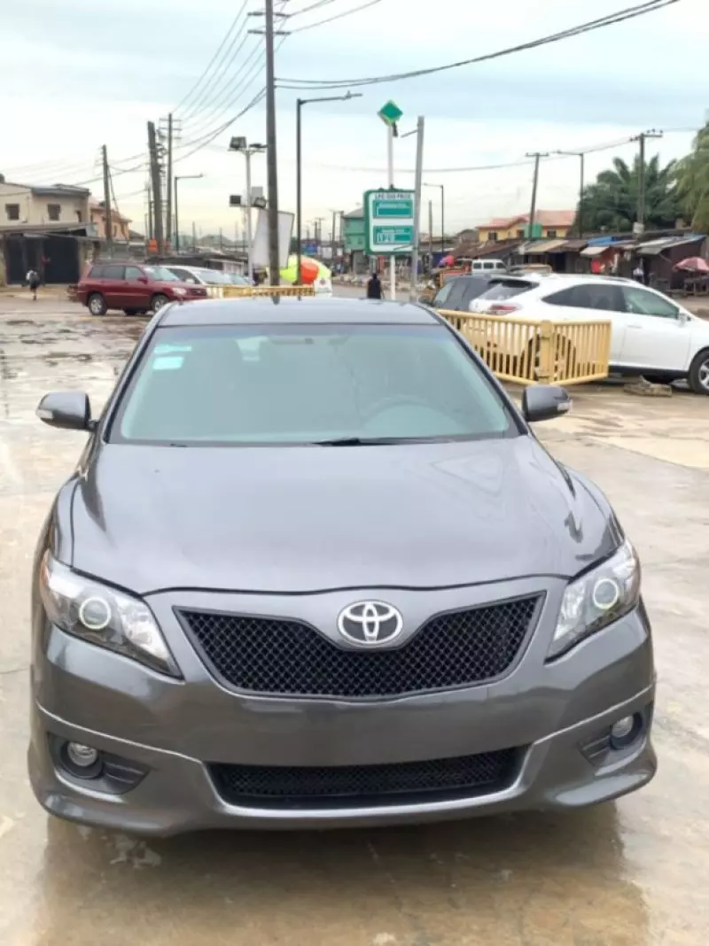 Toyota Camry   - 2010