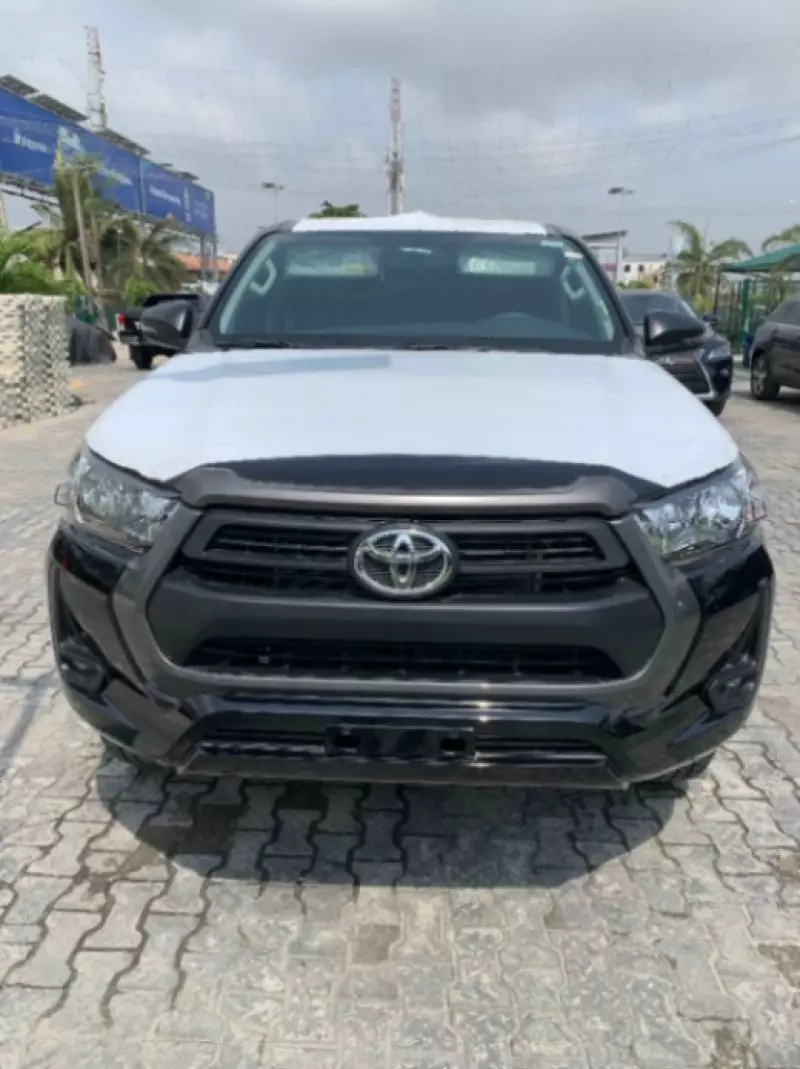 Toyota Hilux   - 2025
