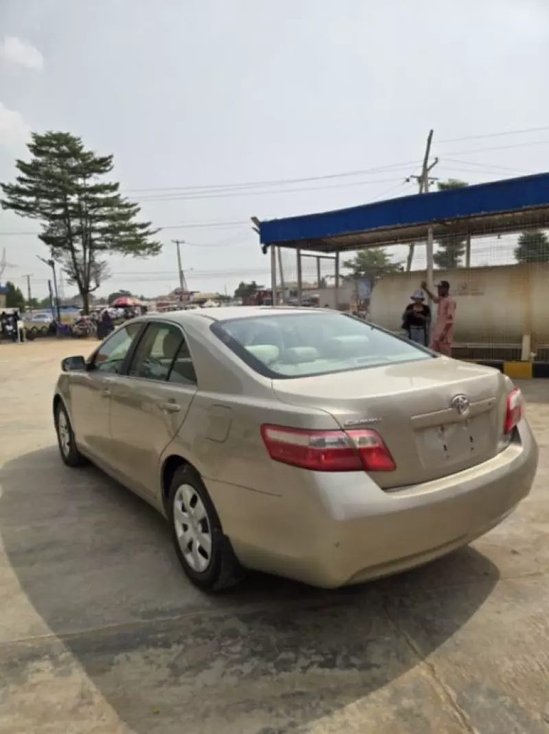 Toyota Camry   - 2009