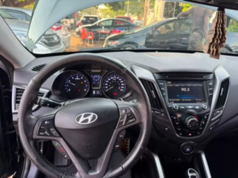 Hyundai Veloster   - 2013