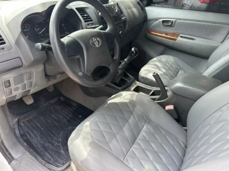 Toyota Hilux   - 2013