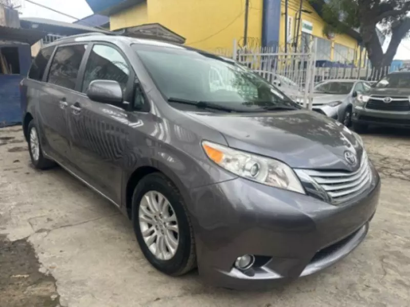Toyota Sienna   - 2011