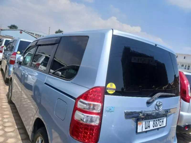 Toyota Noah   - 2012