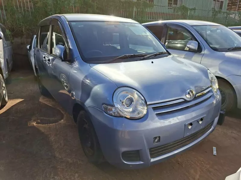 Toyota Sienta - 2012
