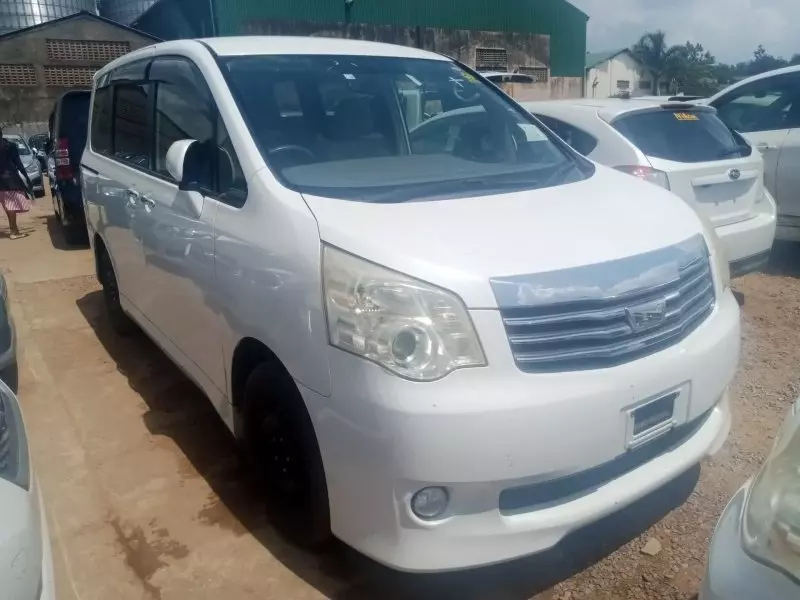 Toyota Noah   - 2012