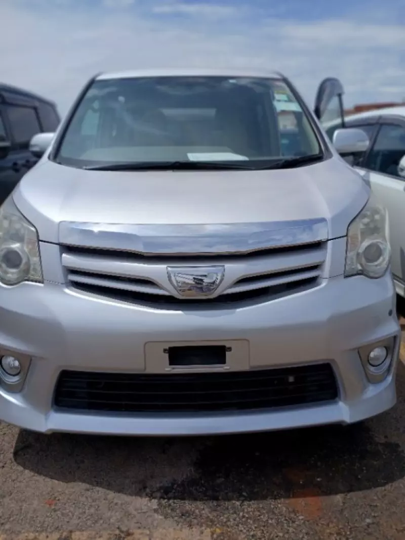 Toyota Noah   - 2012