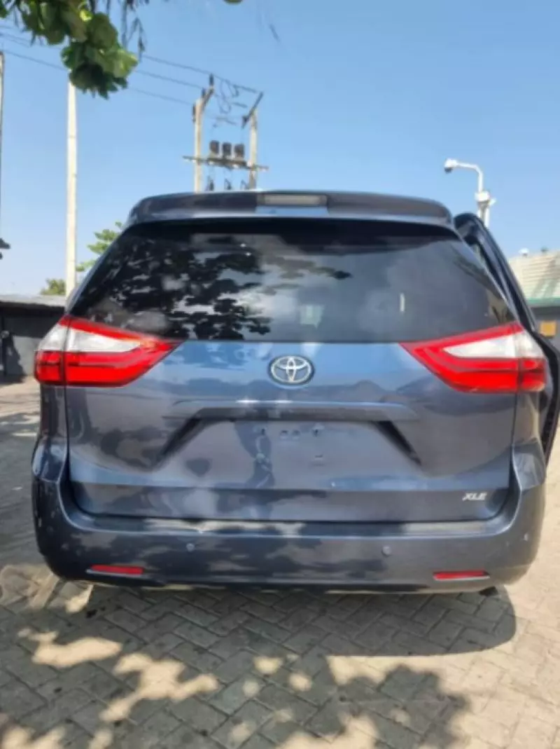 Toyota Sienna   - 2016