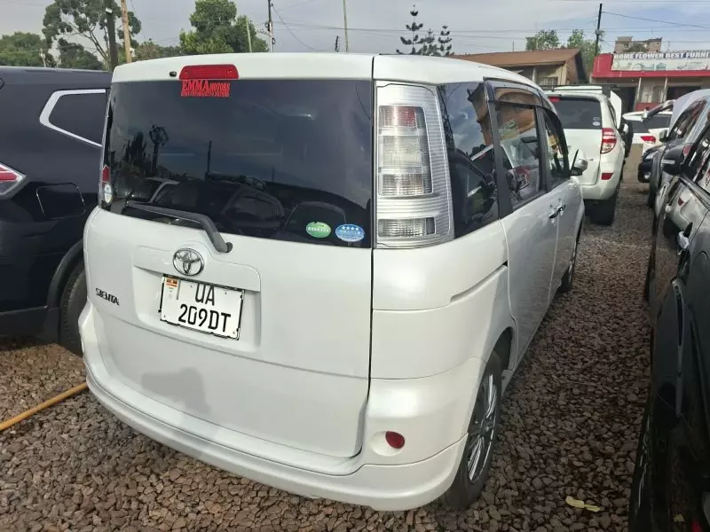 Toyota Sienta   - 2012