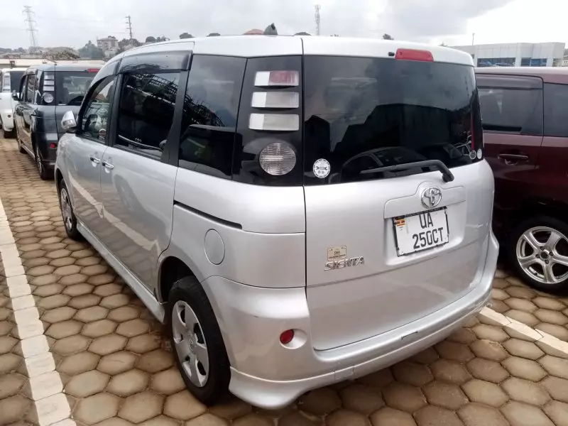 Toyota Sienta   - 2010