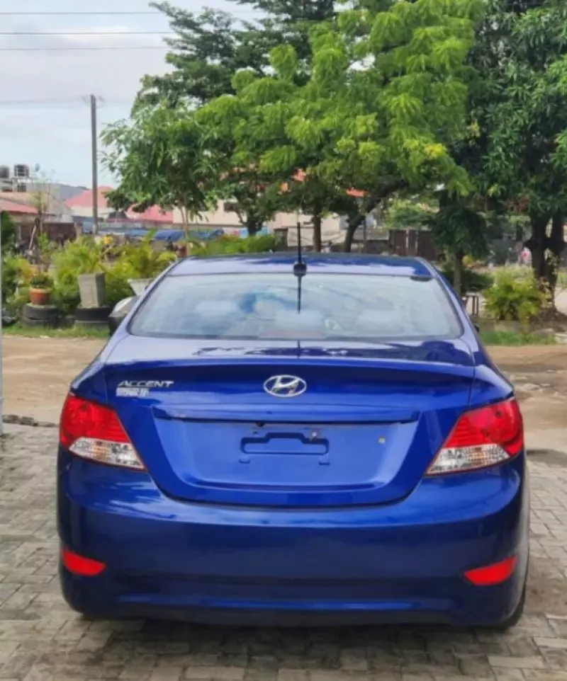 Hyundai Accent   - 2012