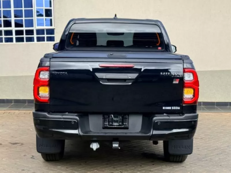 Toyota Hilux    - 2023