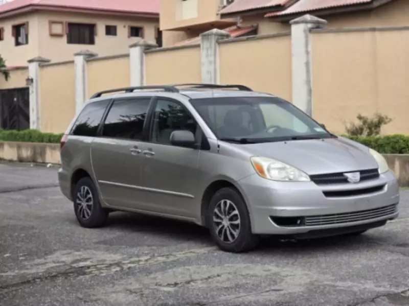 TOYOTA Sienna   - 2004