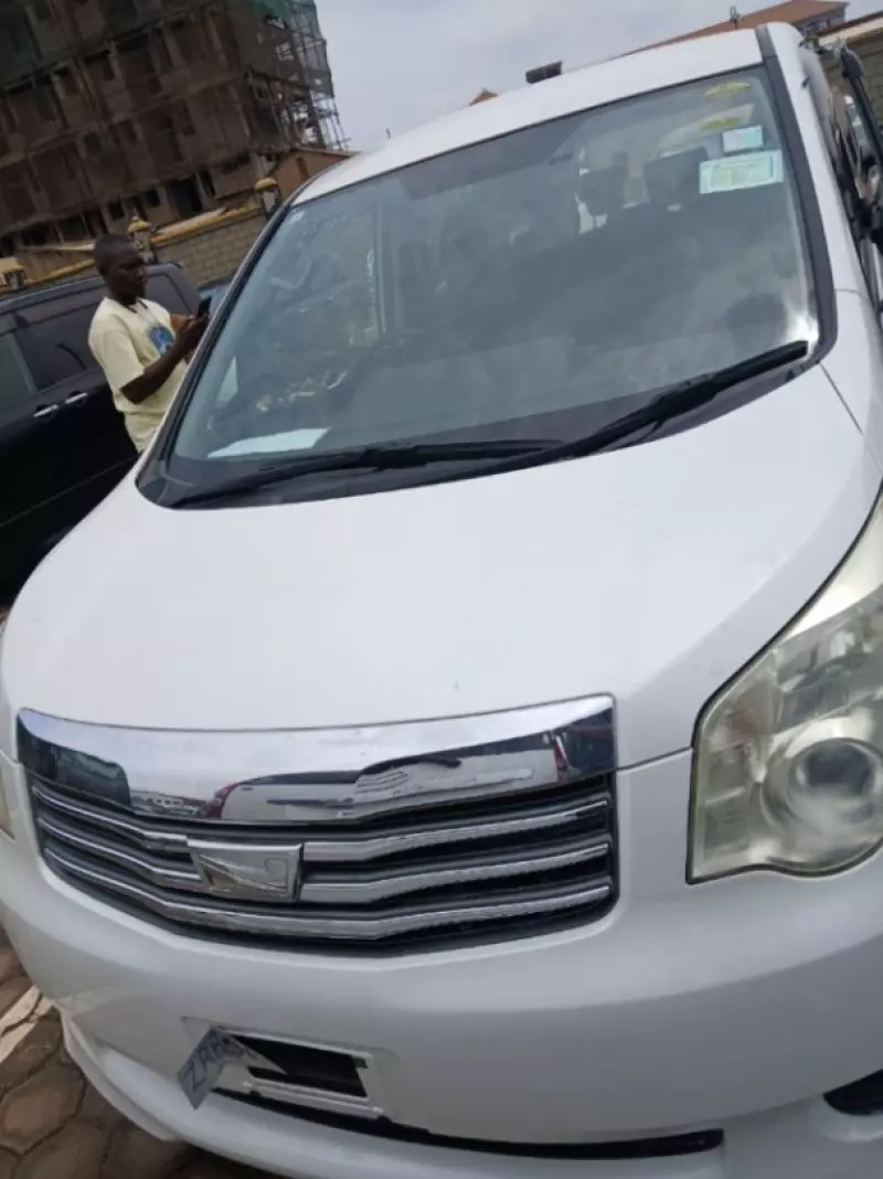 Toyota Noah   - 2013