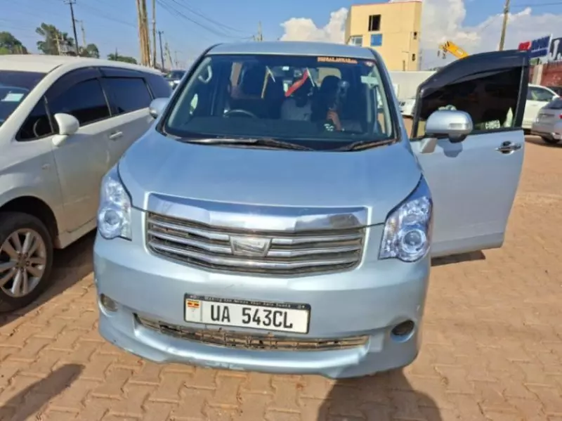TOYOTA Noah - 2012