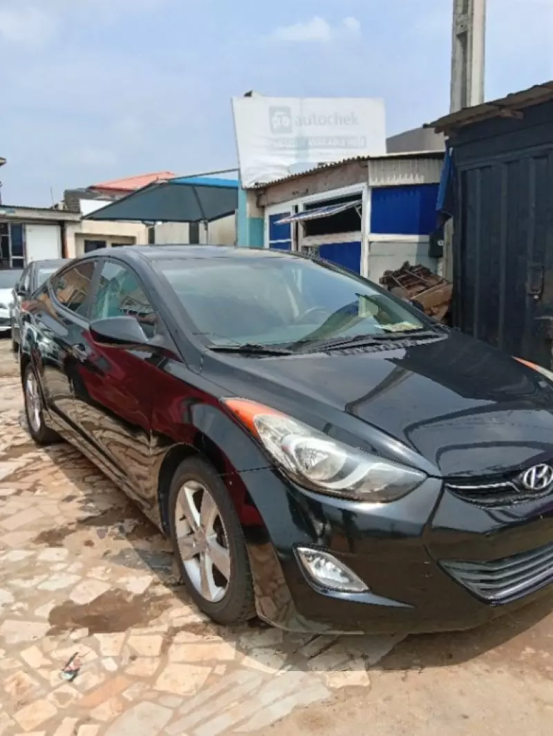 Hyundai Elantra   - 2013