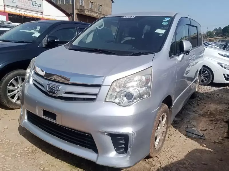 Toyota Noah - 2012