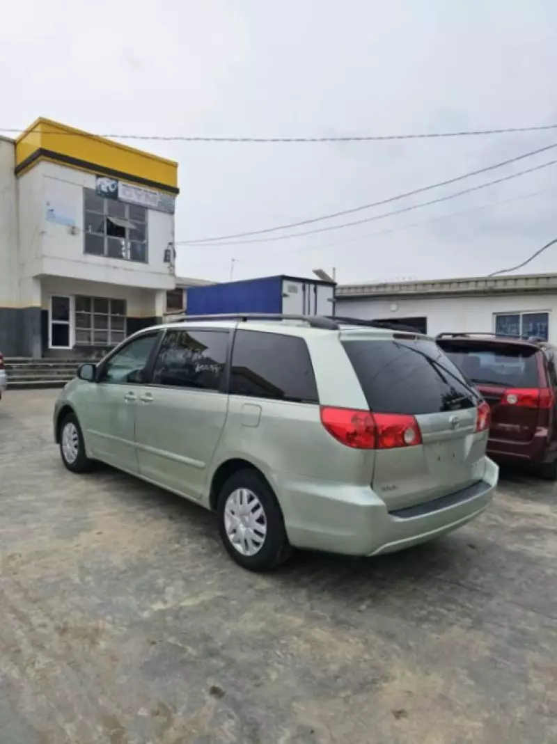 Toyota Sienna   - 2006