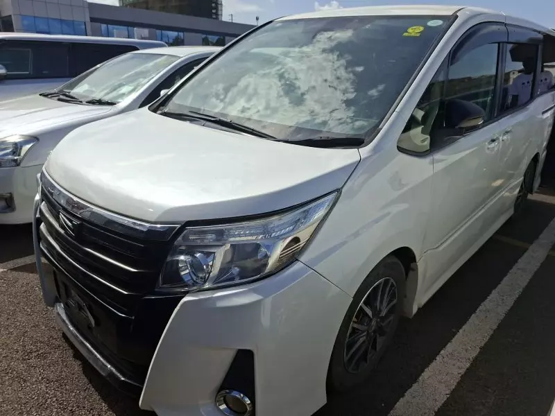 Toyota Noah Hybrid - 2016