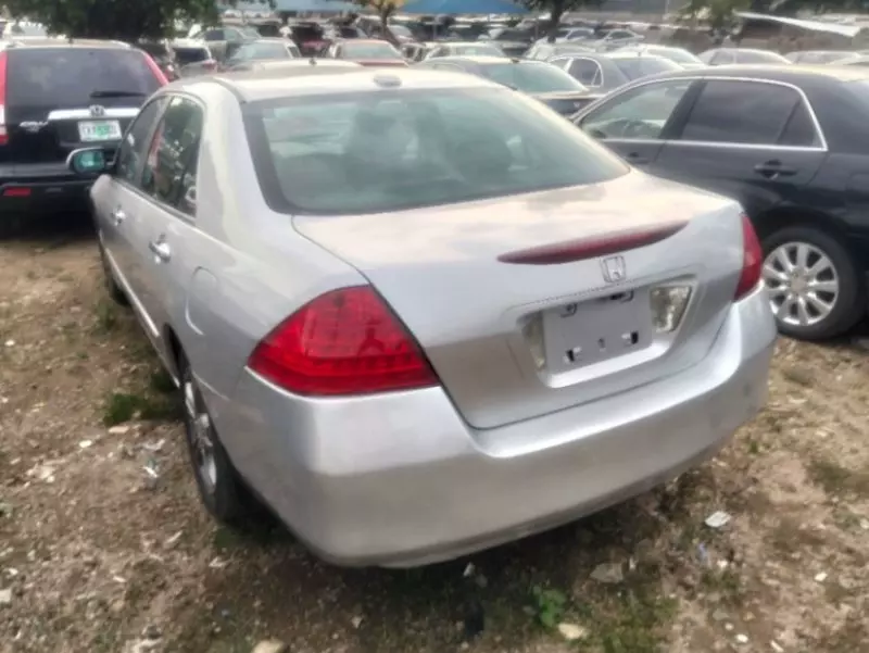 Honda Accord - 2006