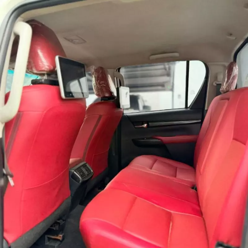 Toyota Hilux   - 2021