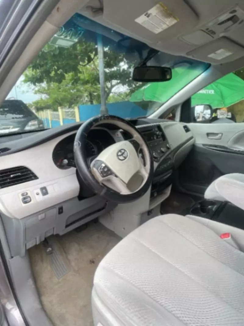 TOYOTA Sienna   - 2011