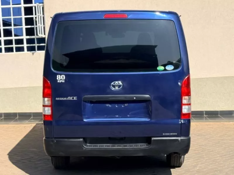 Toyota Regiusace   - 2018