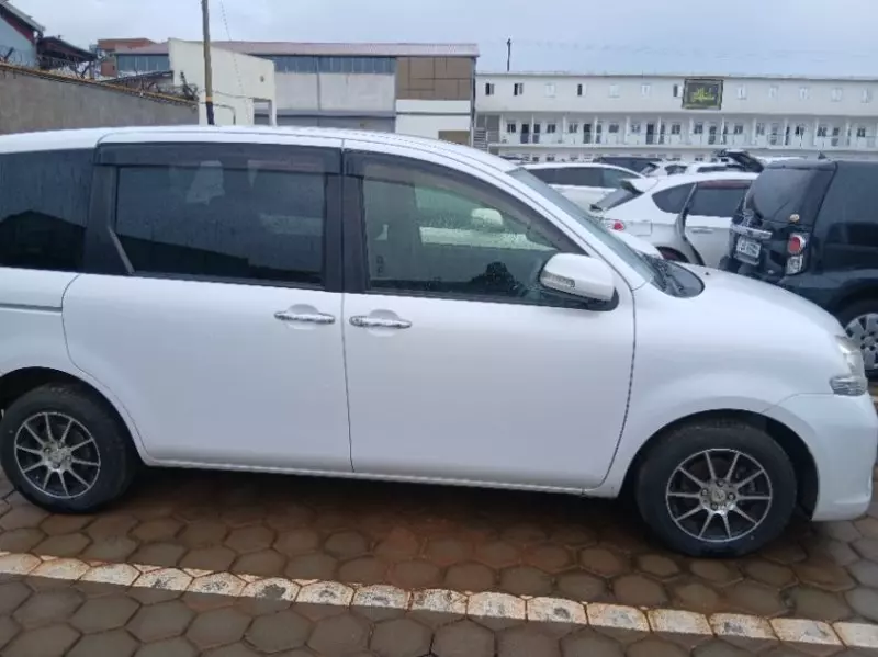 Toyota Sienta   - 2012
