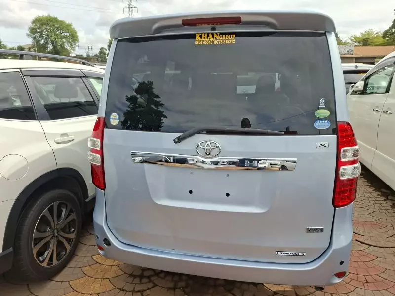 Toyota Noah   - 2013