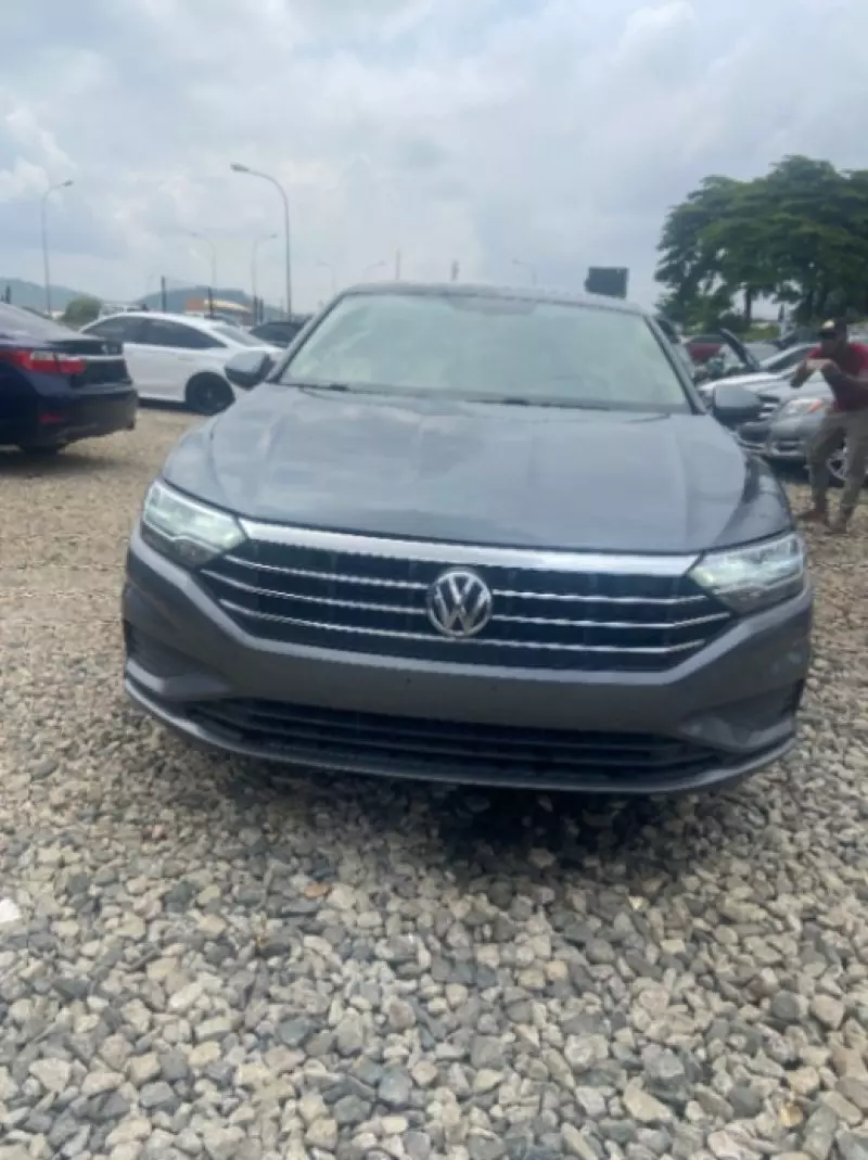 Volkswagen Jetta   - 2019