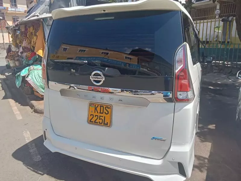 Nissan Serena   - 2017