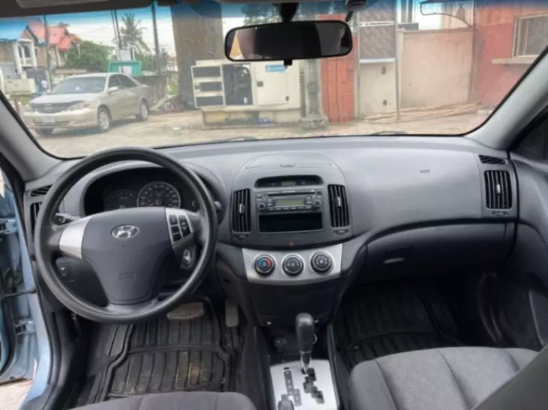 Hyundai Elantra   - 2010