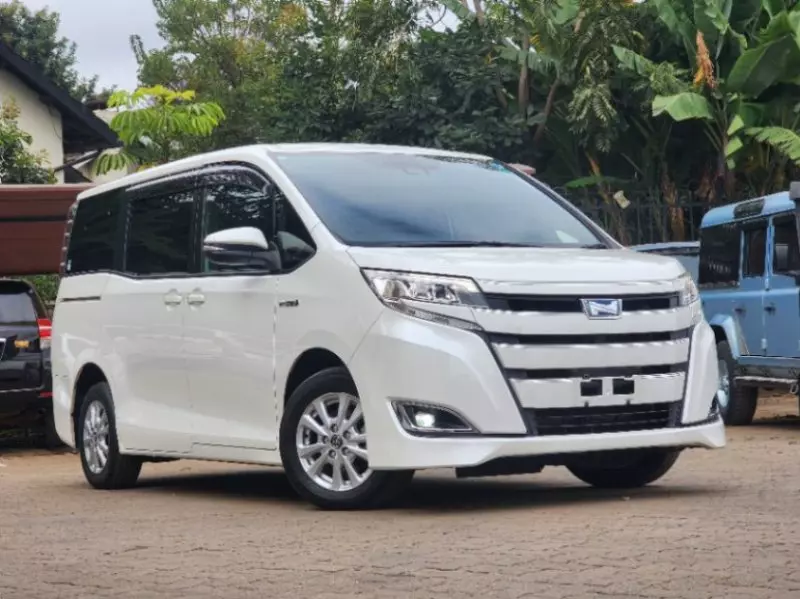 Toyota Noah   - 2018