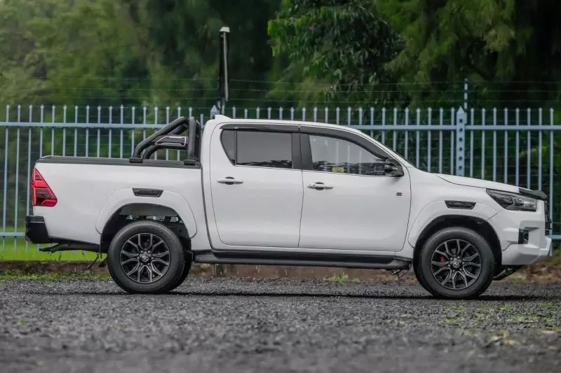TOYOTA Hilux   - 2023