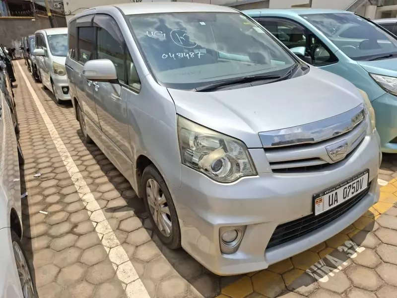 Toyota Noah   - 2012