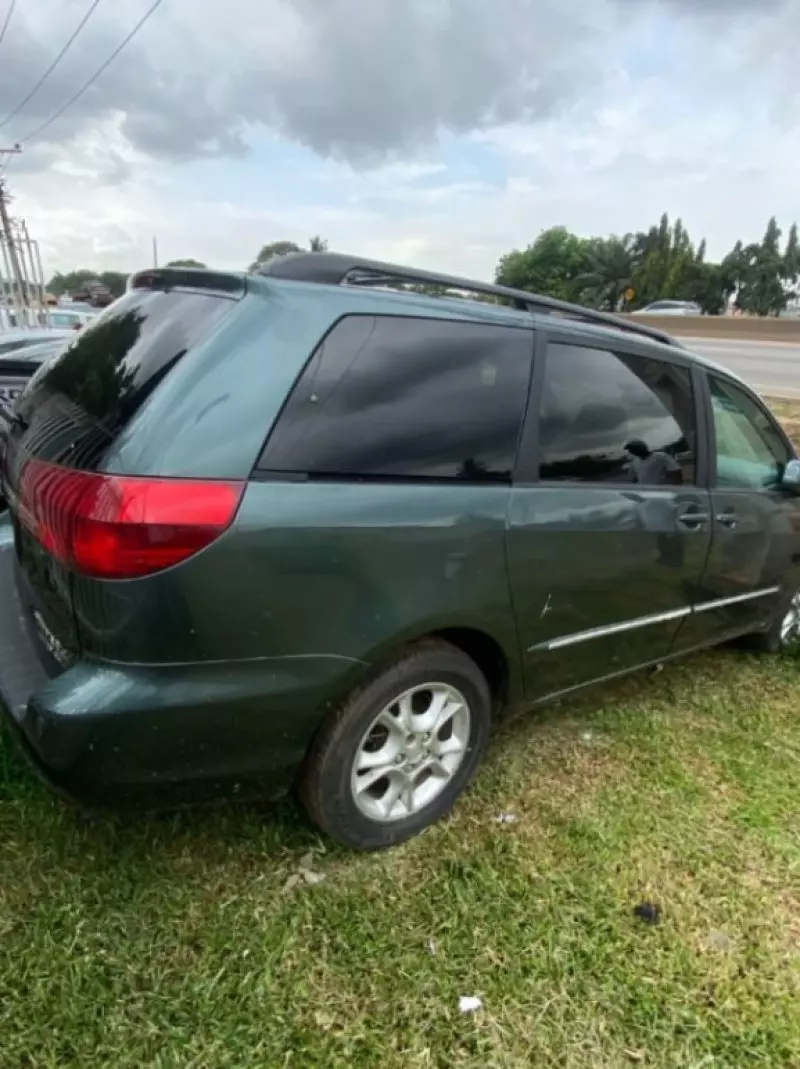 TOYOTA Sienna   - 2004