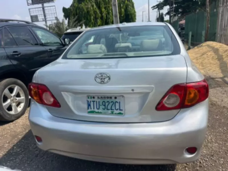 Toyota Corolla   - 2009